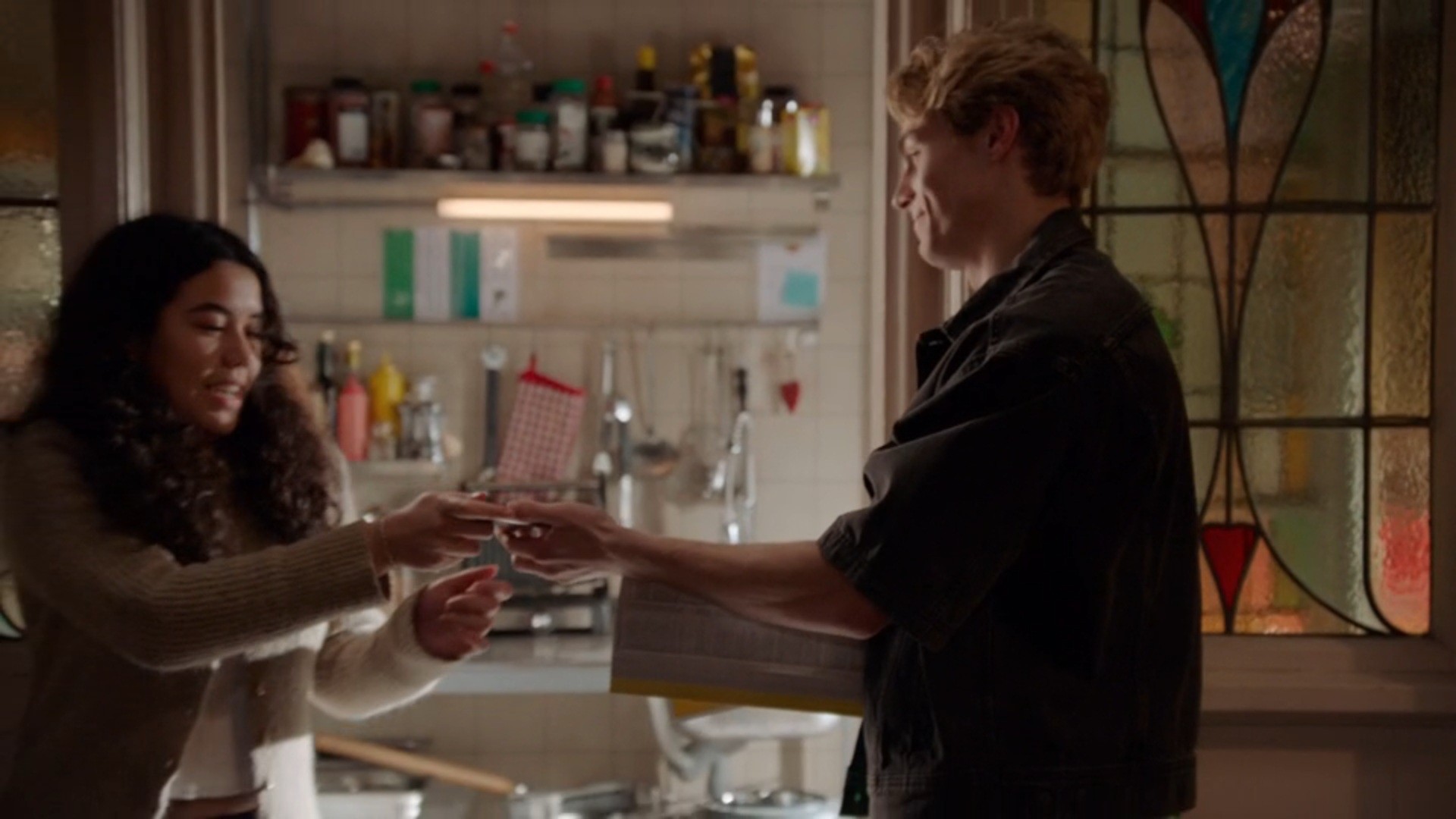 Steef weet Nina om de tuin te leiden